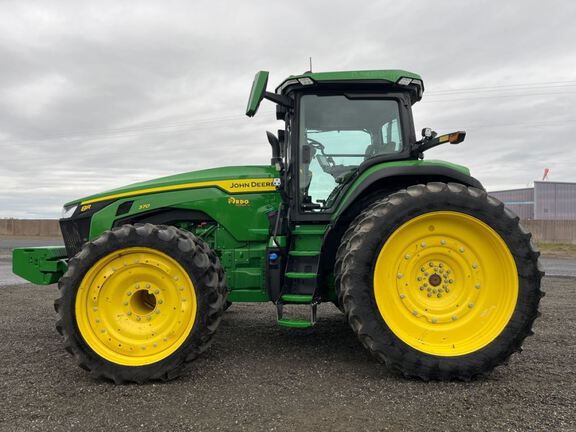 2022 John Deere 8R 370 Tractor