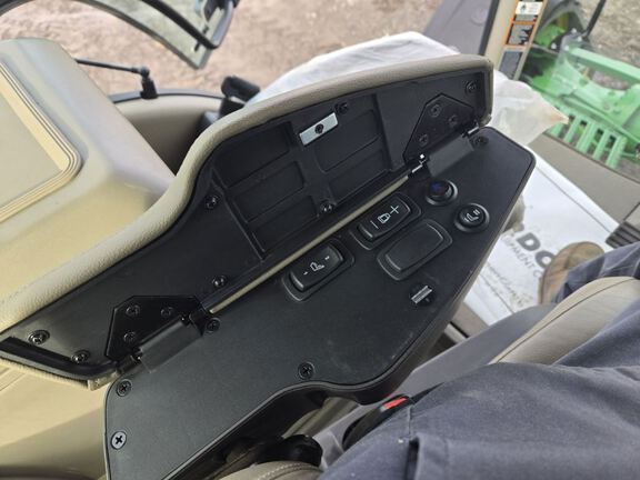 2025 John Deere 8RX 410 Tractor Rubber Track