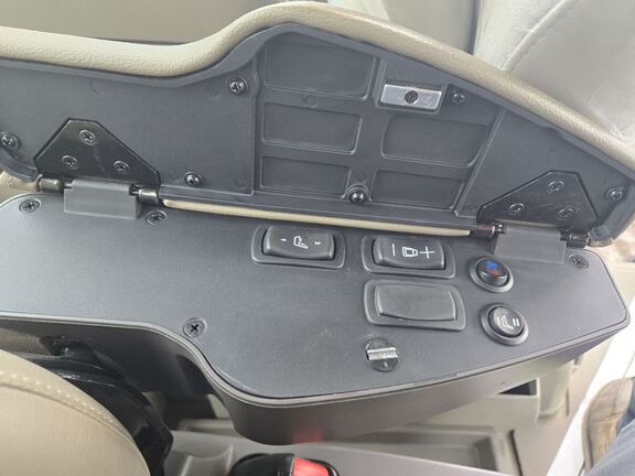 2025 John Deere 8R 370 Tractor