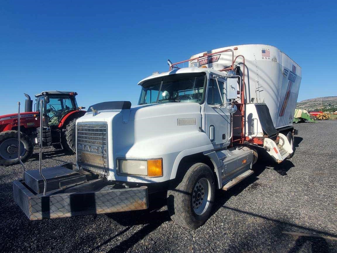 Mack ROTOMIX 1355H Feed Truck