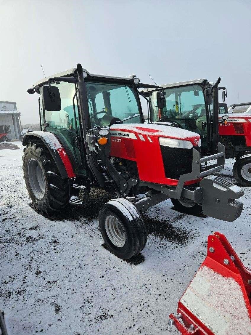 2017 Massey Ferguson 4707 Tractor