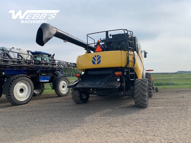2009 New Holland CR9060 Combine