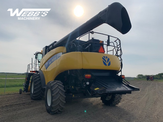 2009 New Holland CR9060 Combine