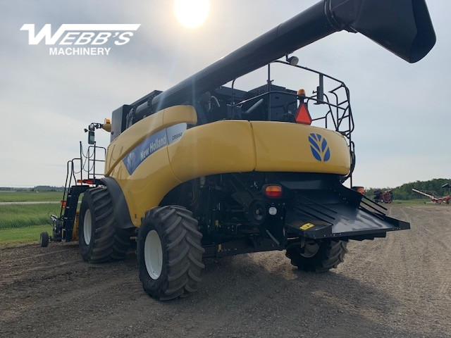 2009 New Holland CR9060 Combine