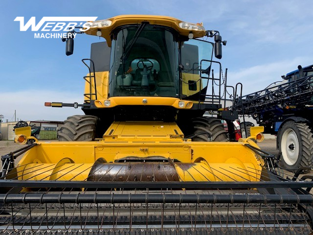 2009 New Holland CR9060 Combine