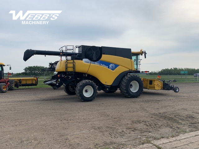 2009 New Holland CR9060 Combine