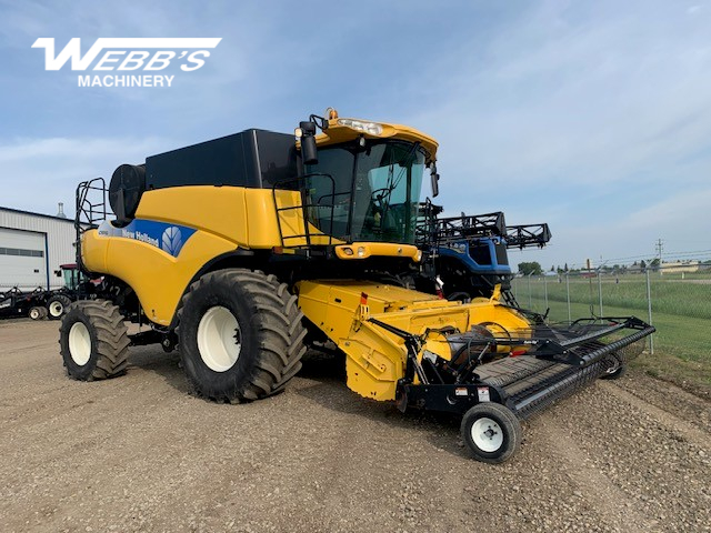 2009 New Holland CR9060 Combine