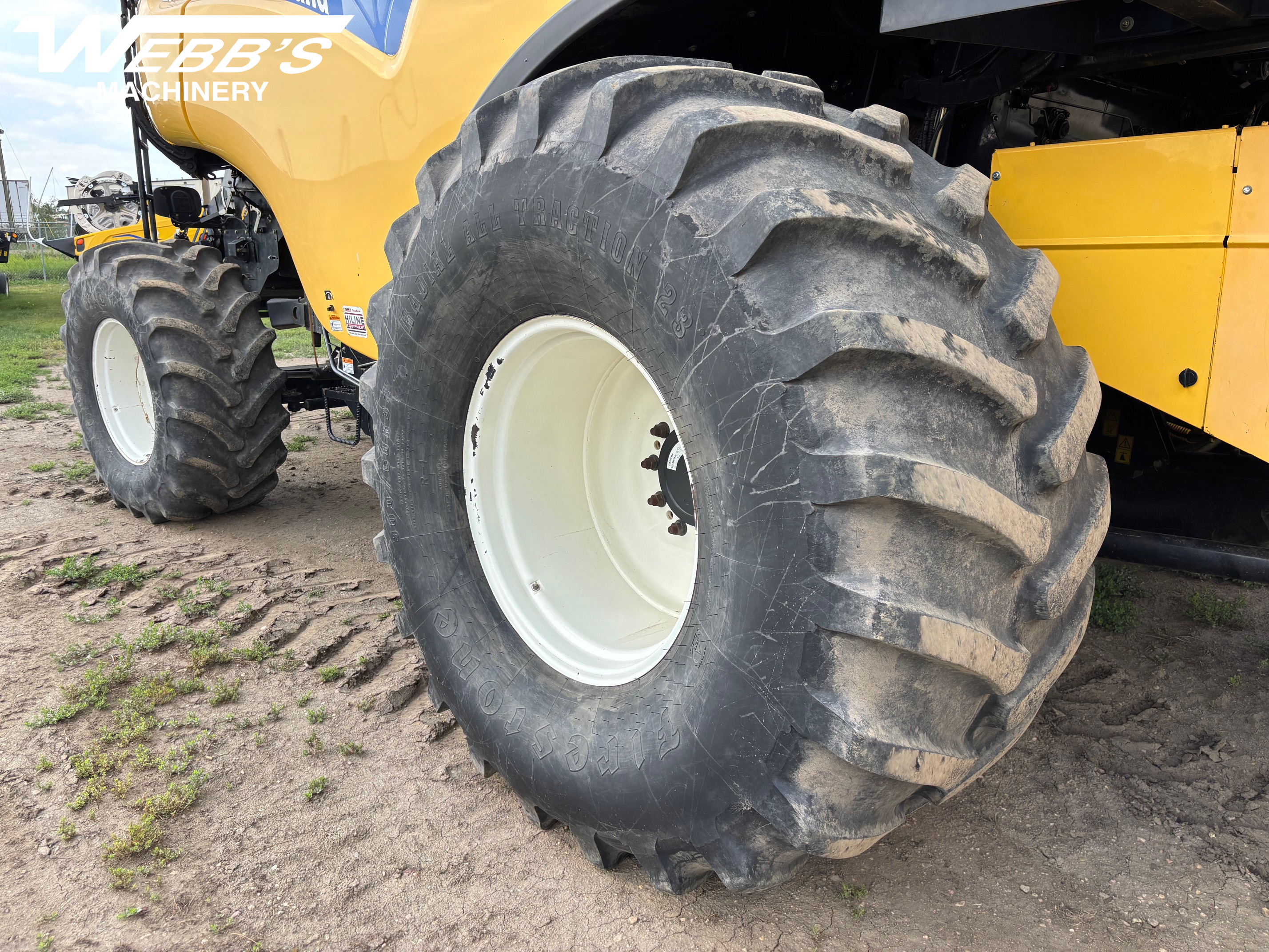 2009 New Holland CR9070 Combine