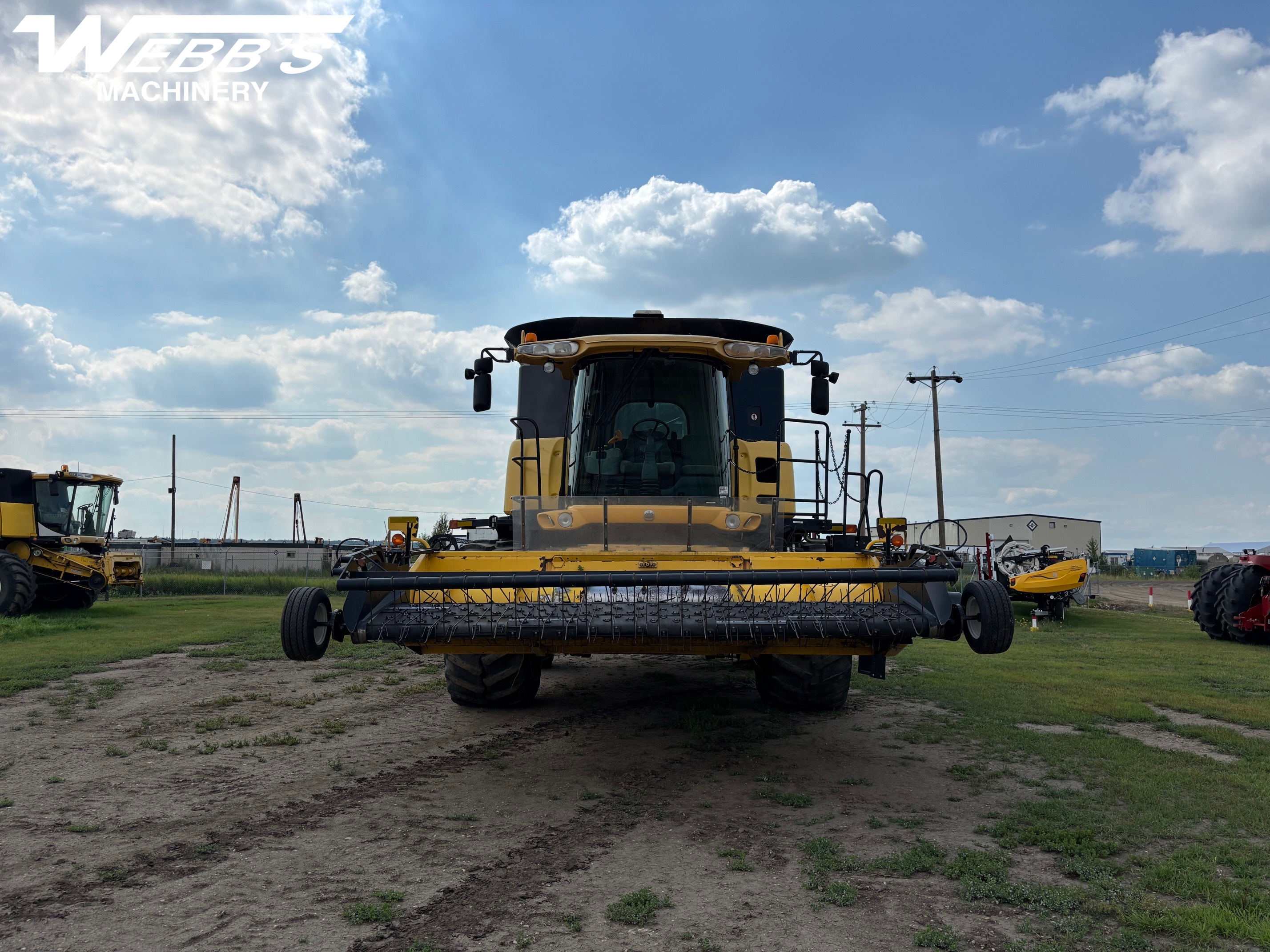 2009 New Holland CR9070 Combine