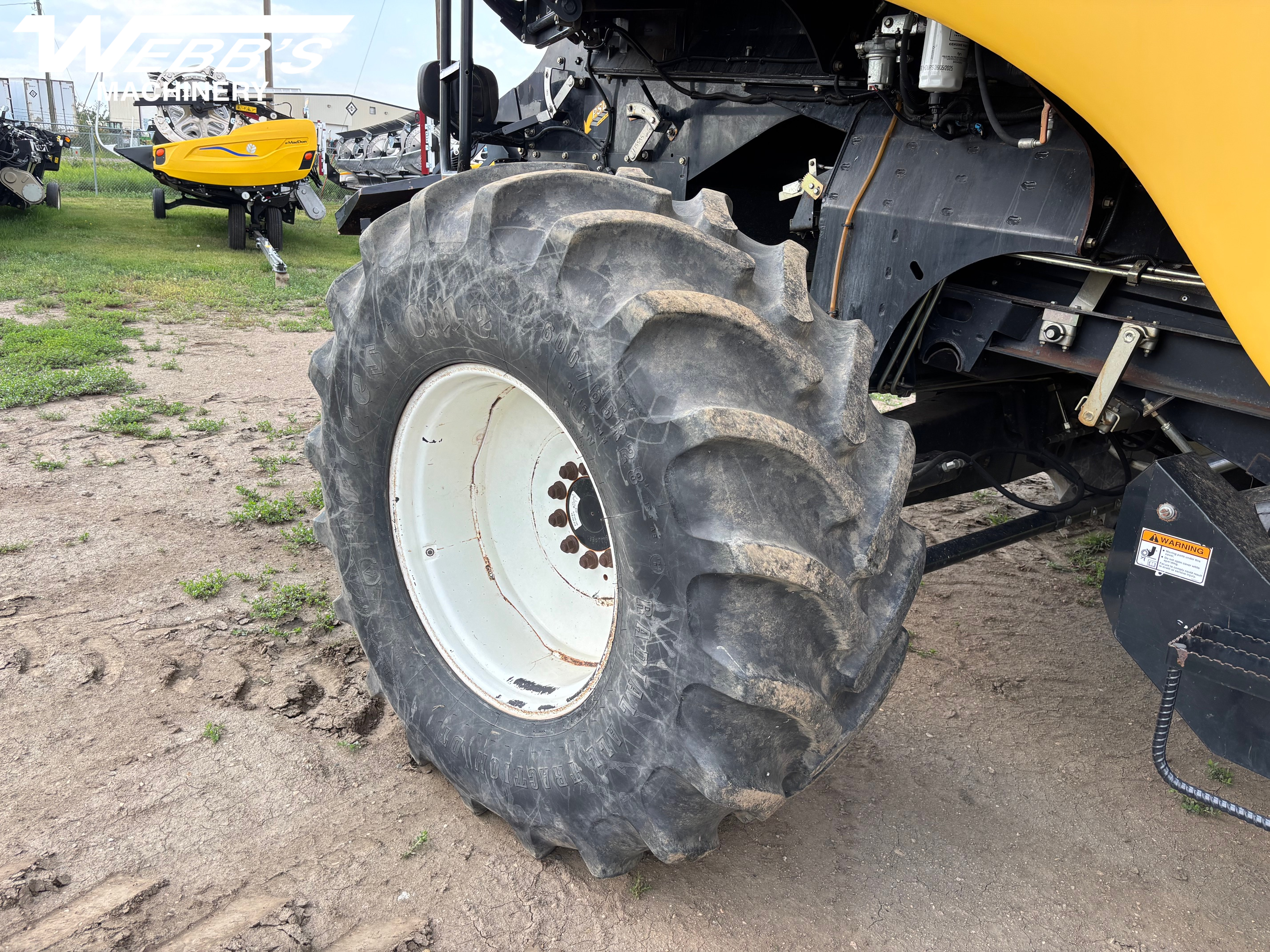 2009 New Holland CR9070 Combine