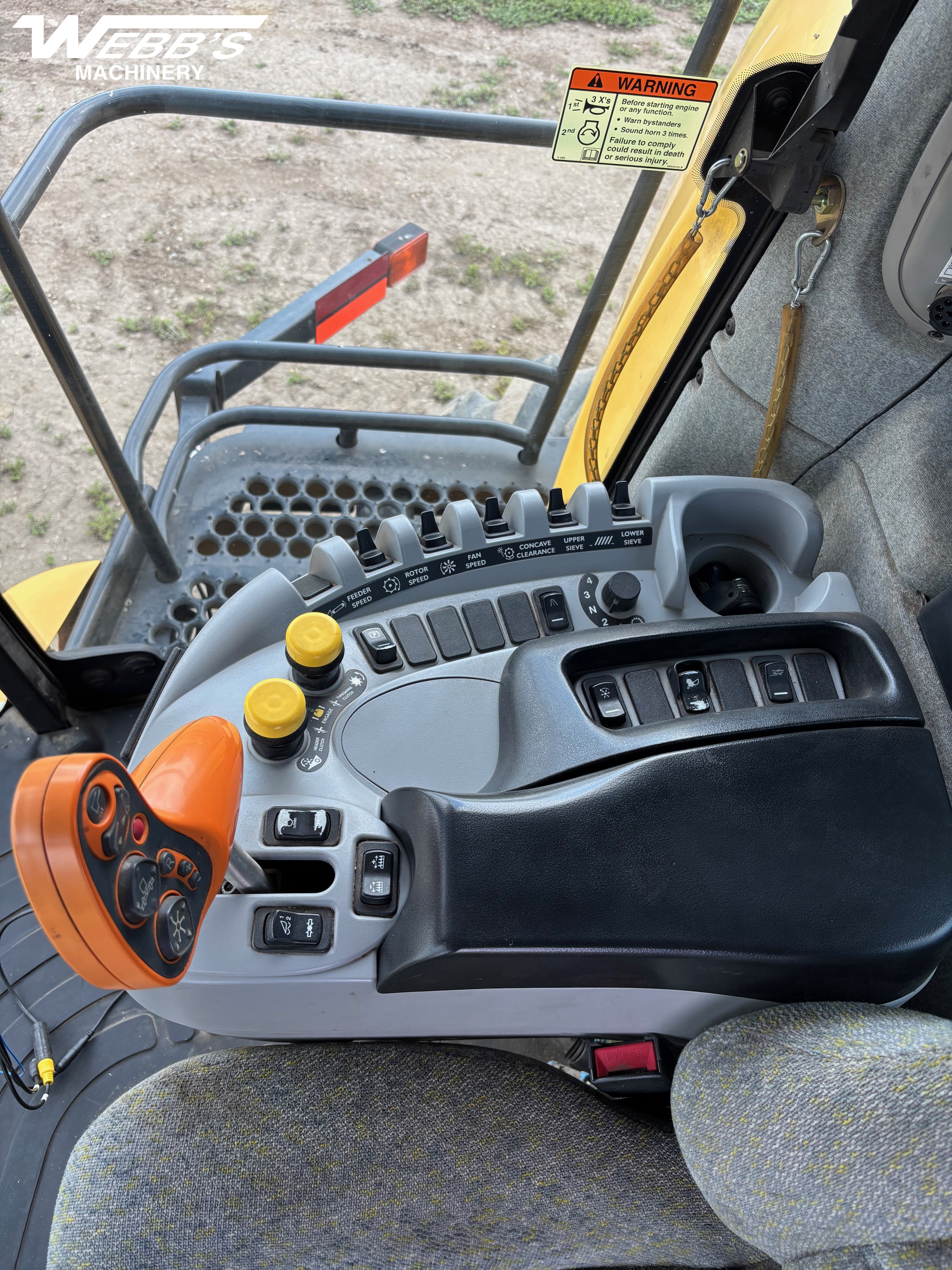 2009 New Holland CR9070 Combine