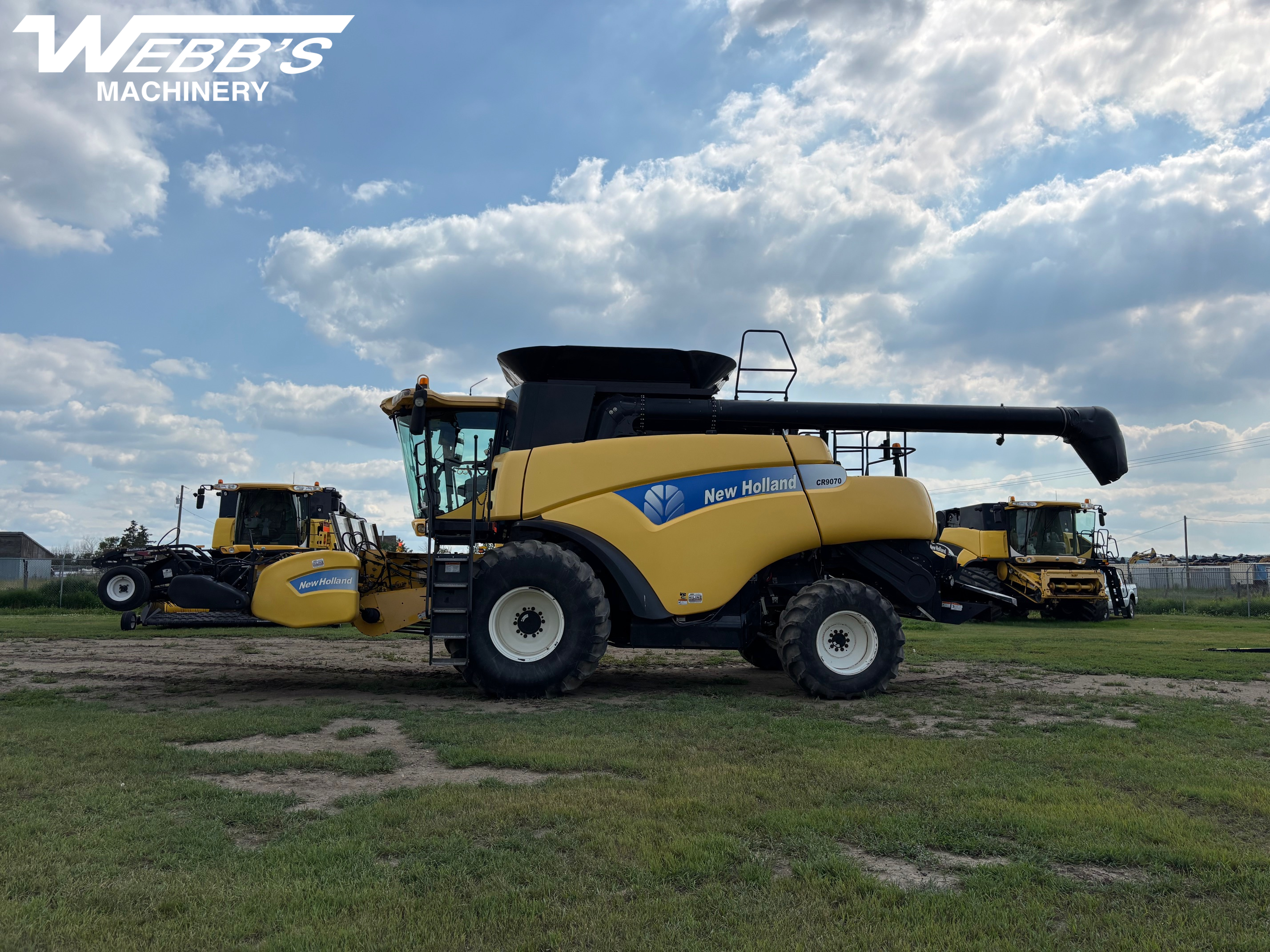 2009 New Holland CR9070 Combine