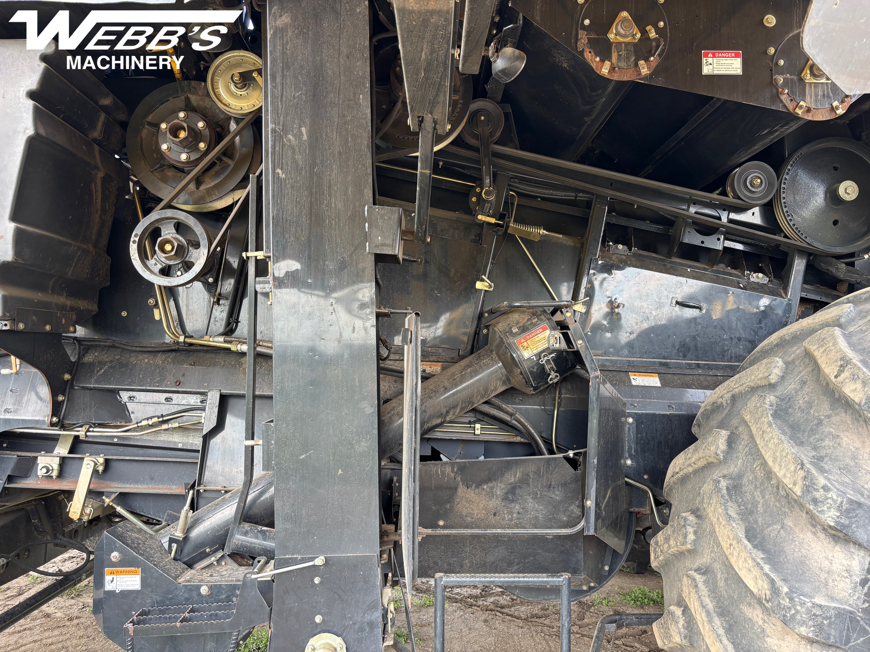 2009 New Holland CR9070 Combine