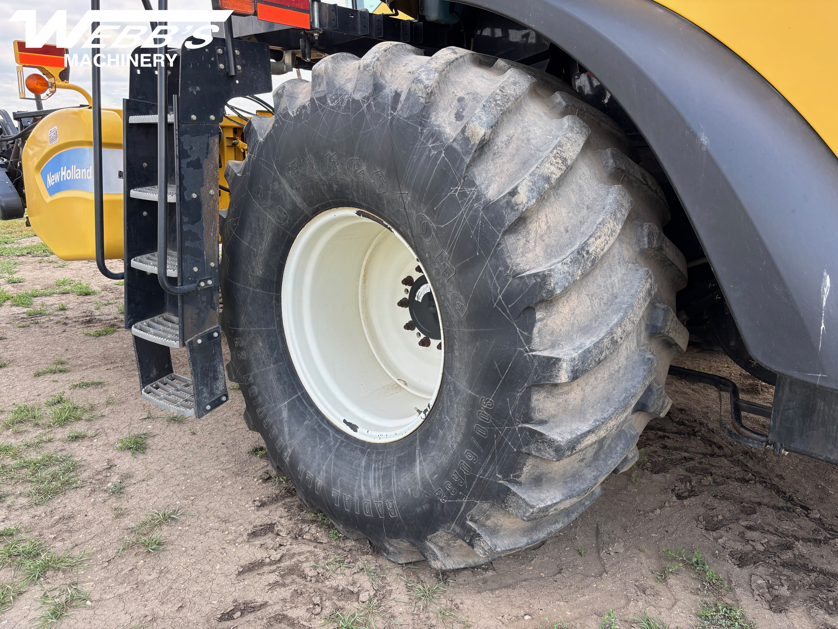 2009 New Holland CR9070 Combine