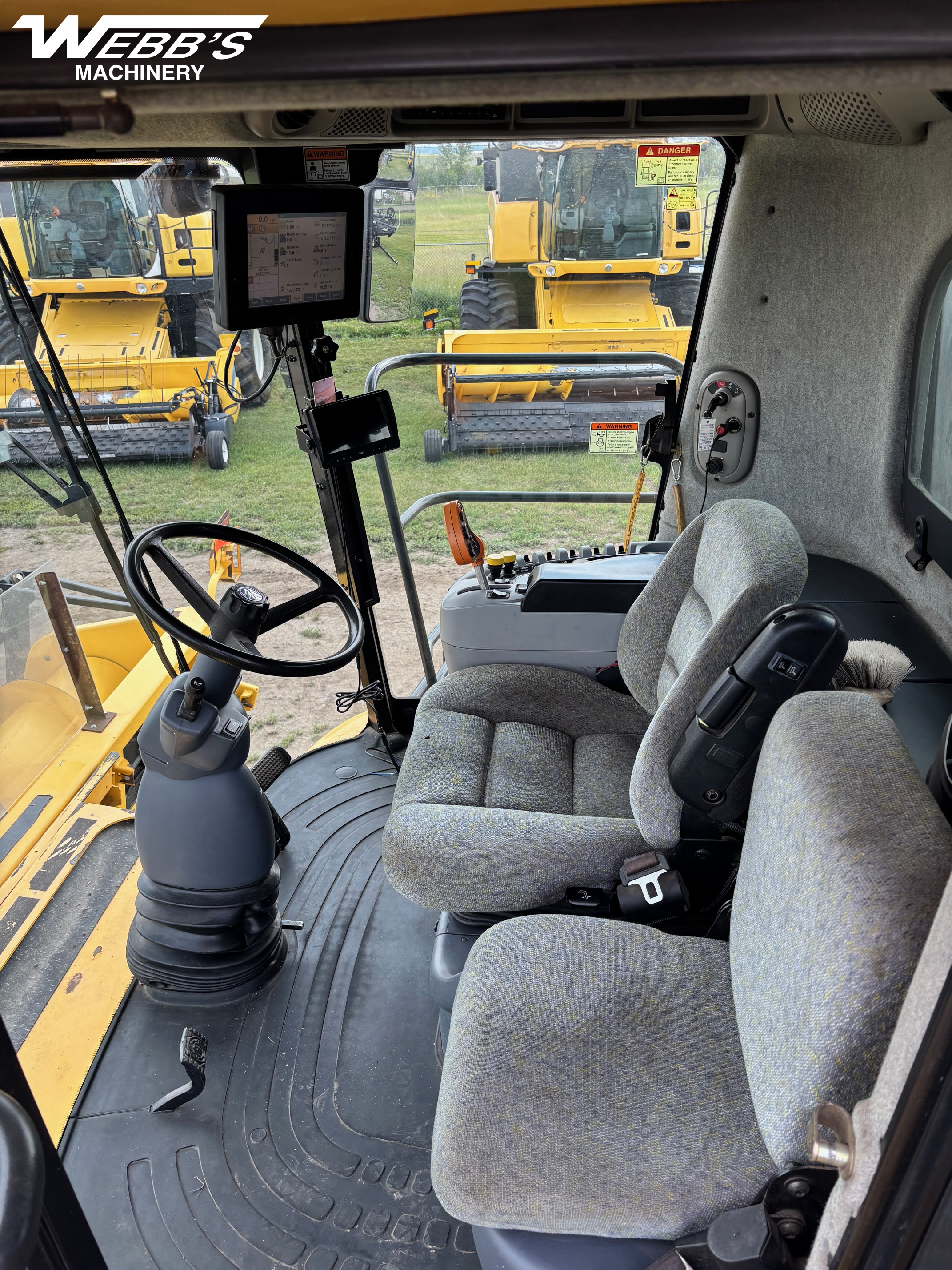 2009 New Holland CR9070 Combine