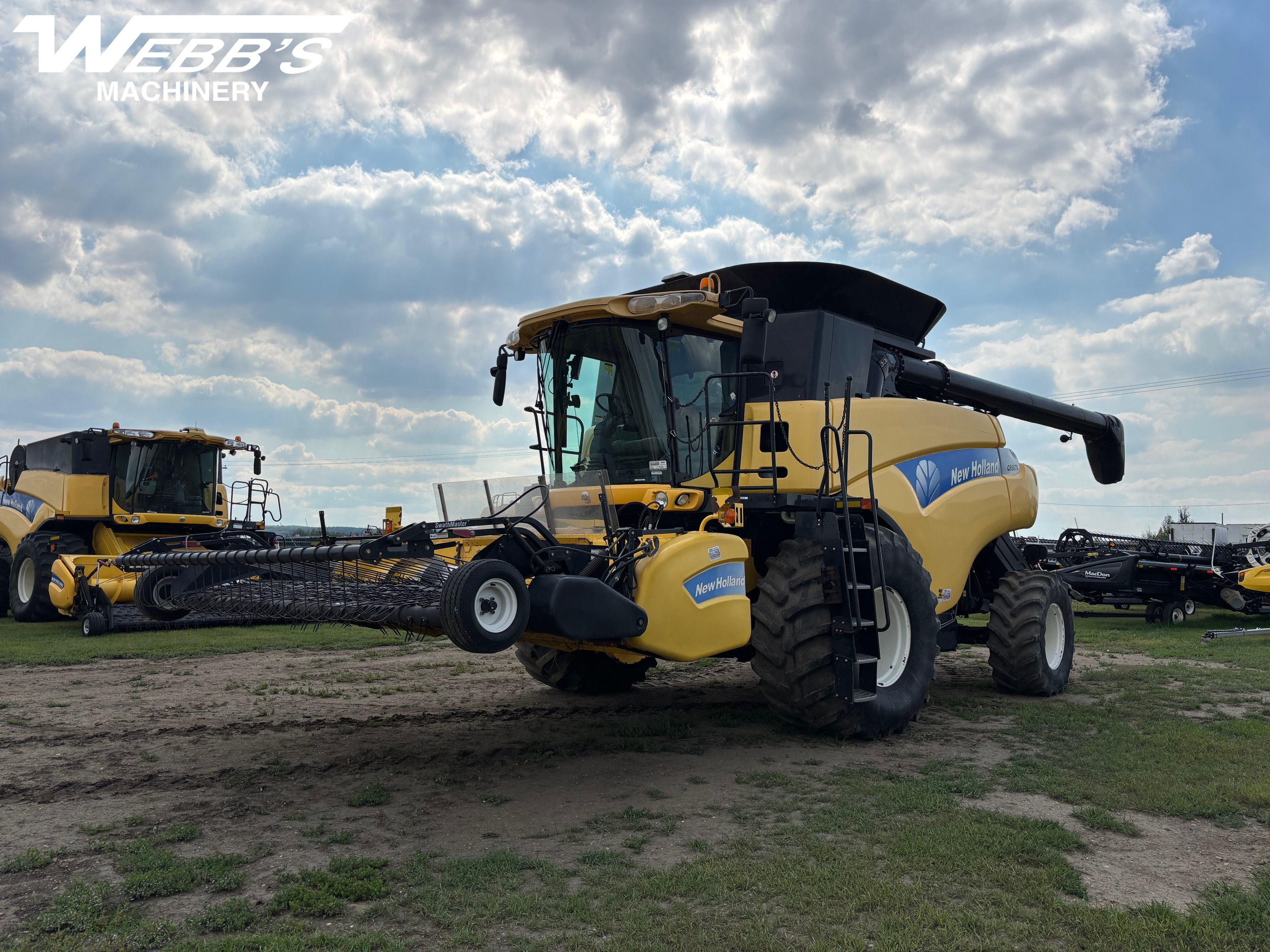 2009 New Holland CR9070 Combine