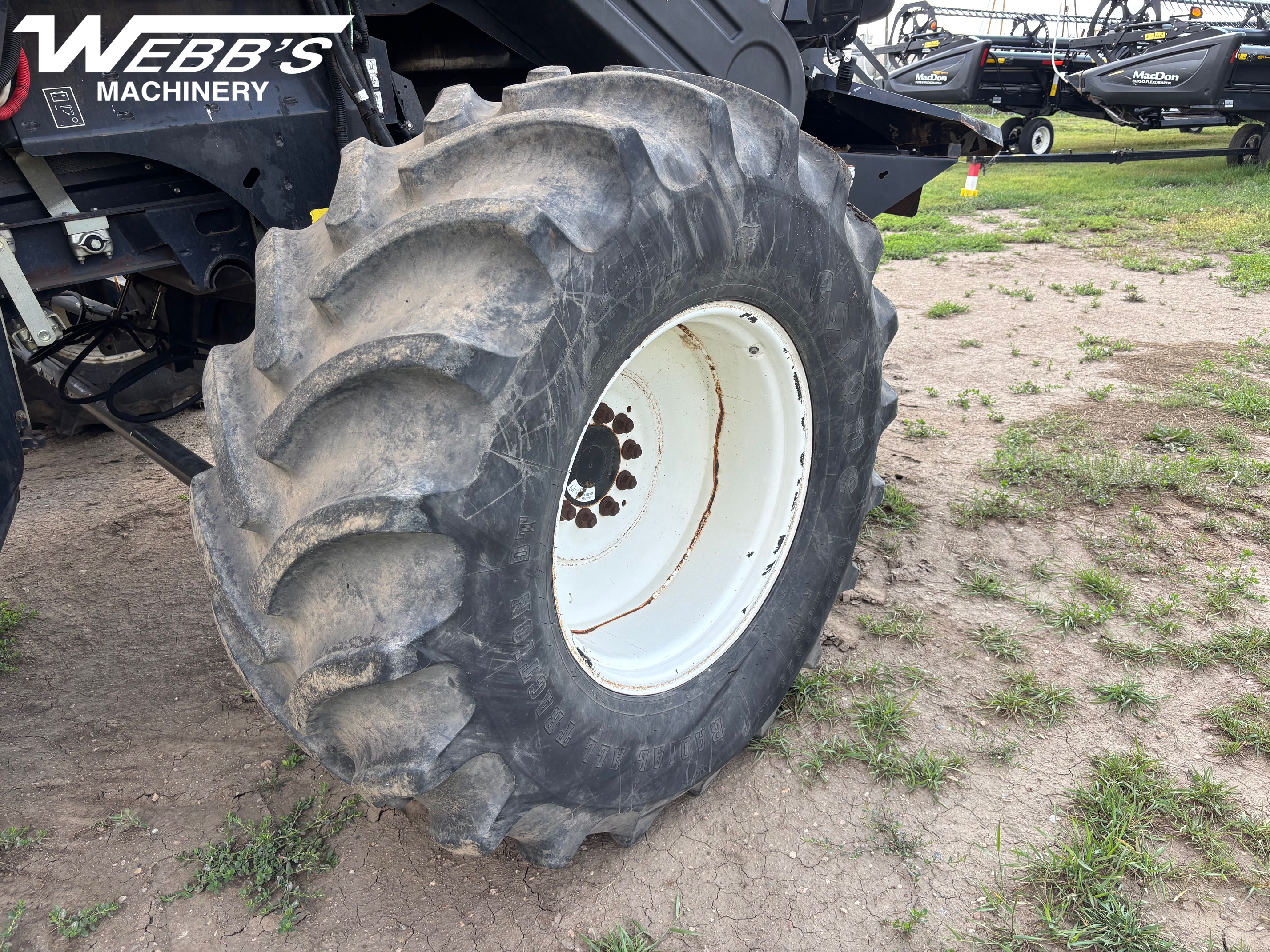 2009 New Holland CR9070 Combine