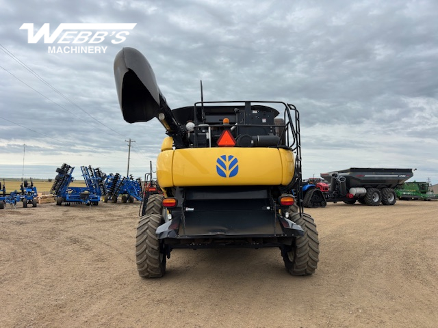 2010 New Holland CR9070 Combine
