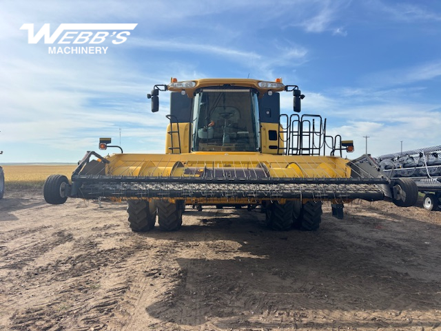 2010 New Holland CR9070 Combine