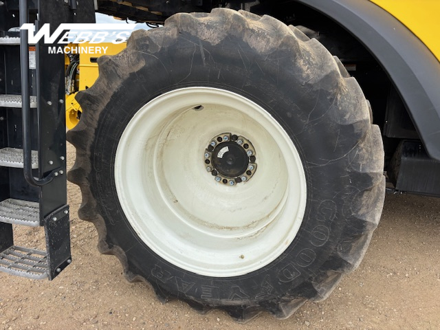 2010 New Holland CR9070 Combine