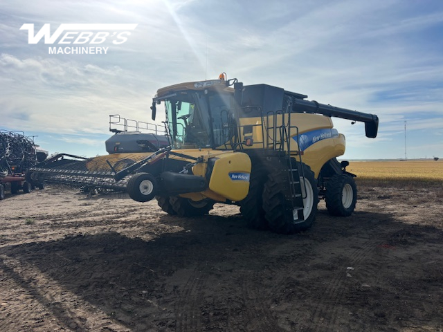 2010 New Holland CR9070 Combine