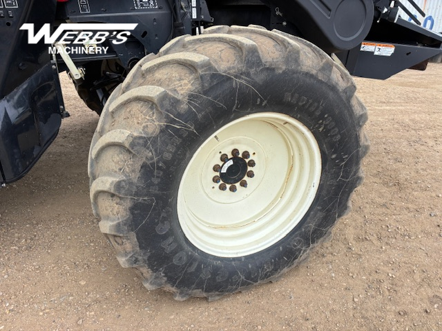 2010 New Holland CR9070 Combine