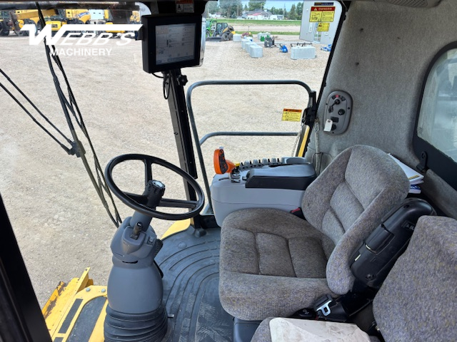 2010 New Holland CR9070 Combine
