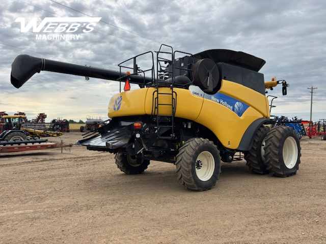 2010 New Holland CR9070 Combine