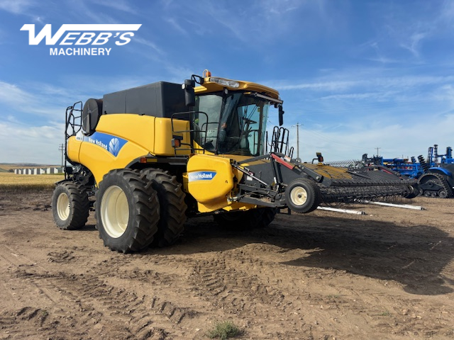 2010 New Holland CR9070 Combine