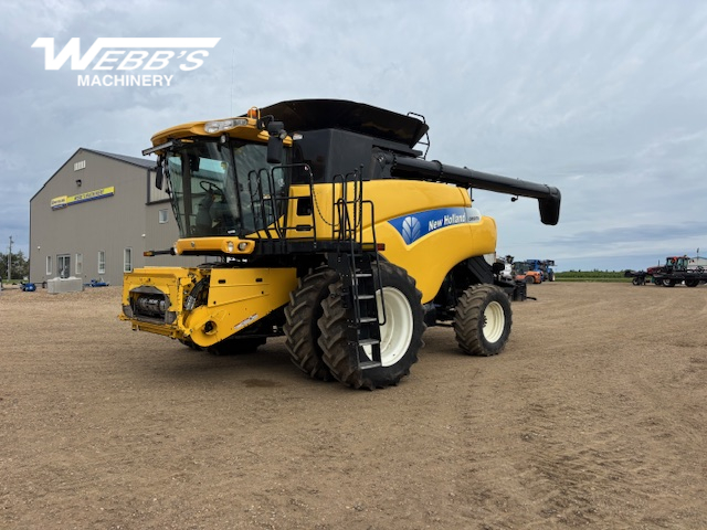 2010 New Holland CR9070 Combine