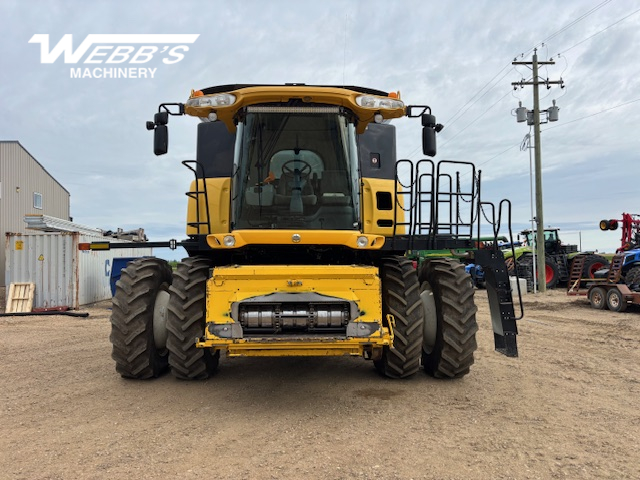 2010 New Holland CR9070 Combine