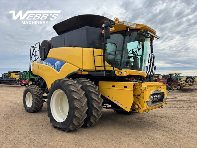 2010 New Holland CR9070 Combine