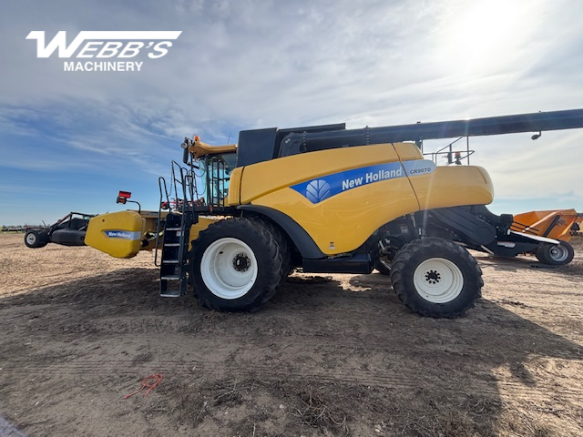 2010 New Holland CR9070 Combine