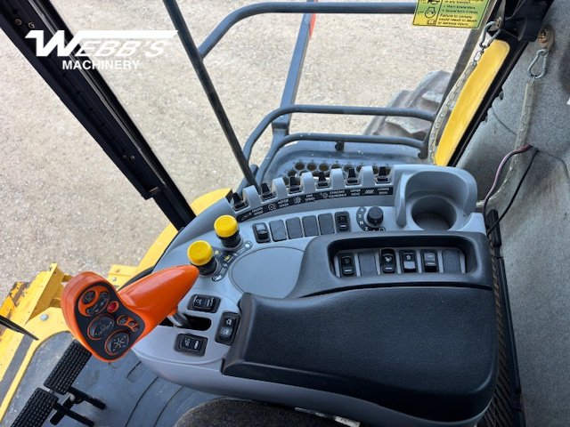 2010 New Holland CR9070 Combine