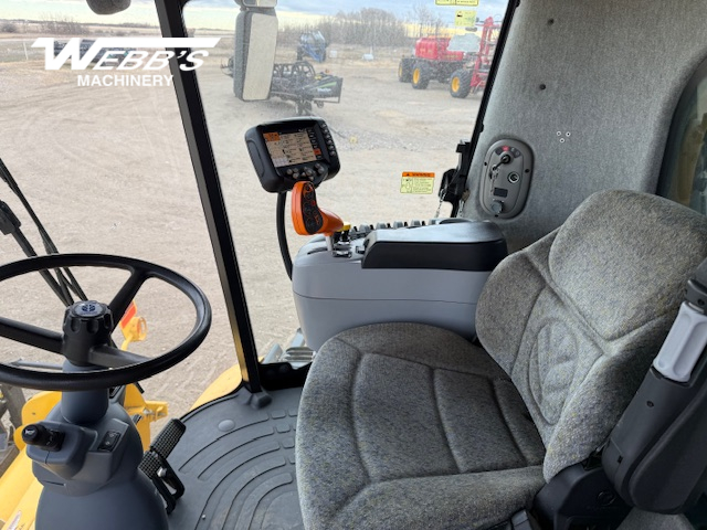 2007 New Holland CX8080 Combine