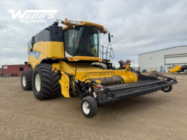 2007 New Holland CX8080 Combine