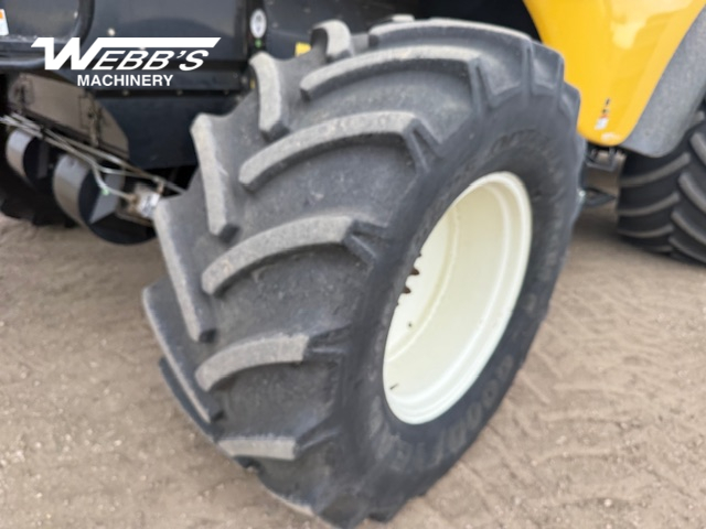 2007 New Holland CX8080 Combine