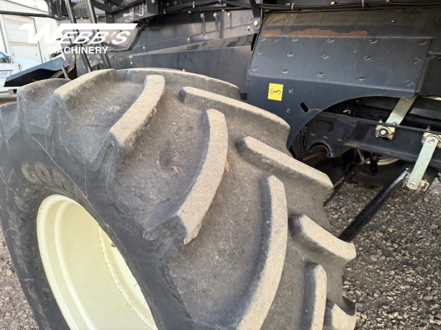 2007 New Holland CX8080 Combine