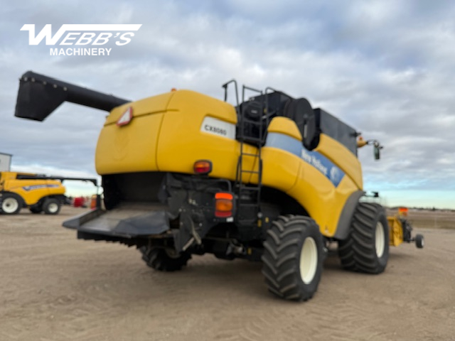 2007 New Holland CX8080 Combine