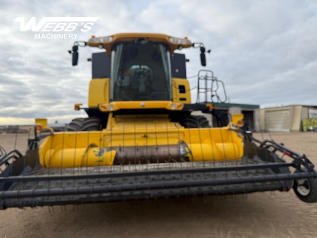 2007 New Holland CX8080 Combine
