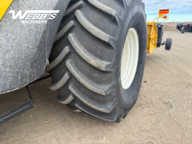 2007 New Holland CX8080 Combine