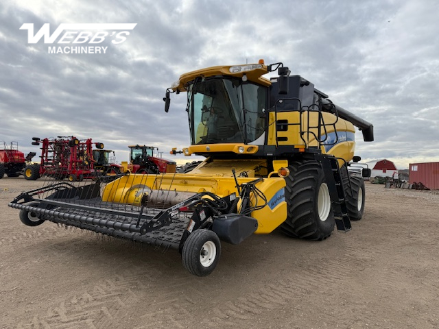 2007 New Holland CX8080 Combine