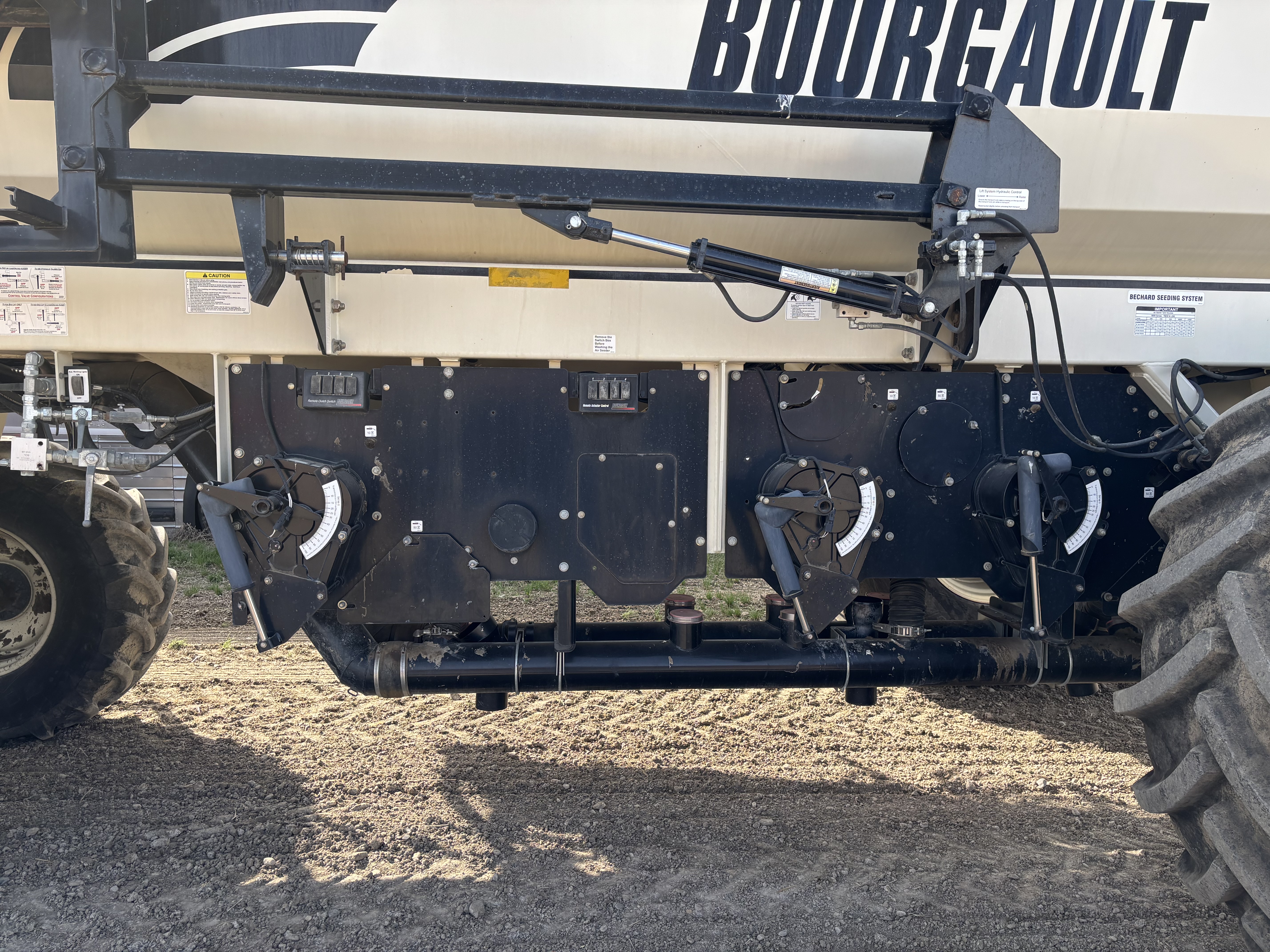 2012 Bourgault 3320-60-10 & 6550 Air Drill