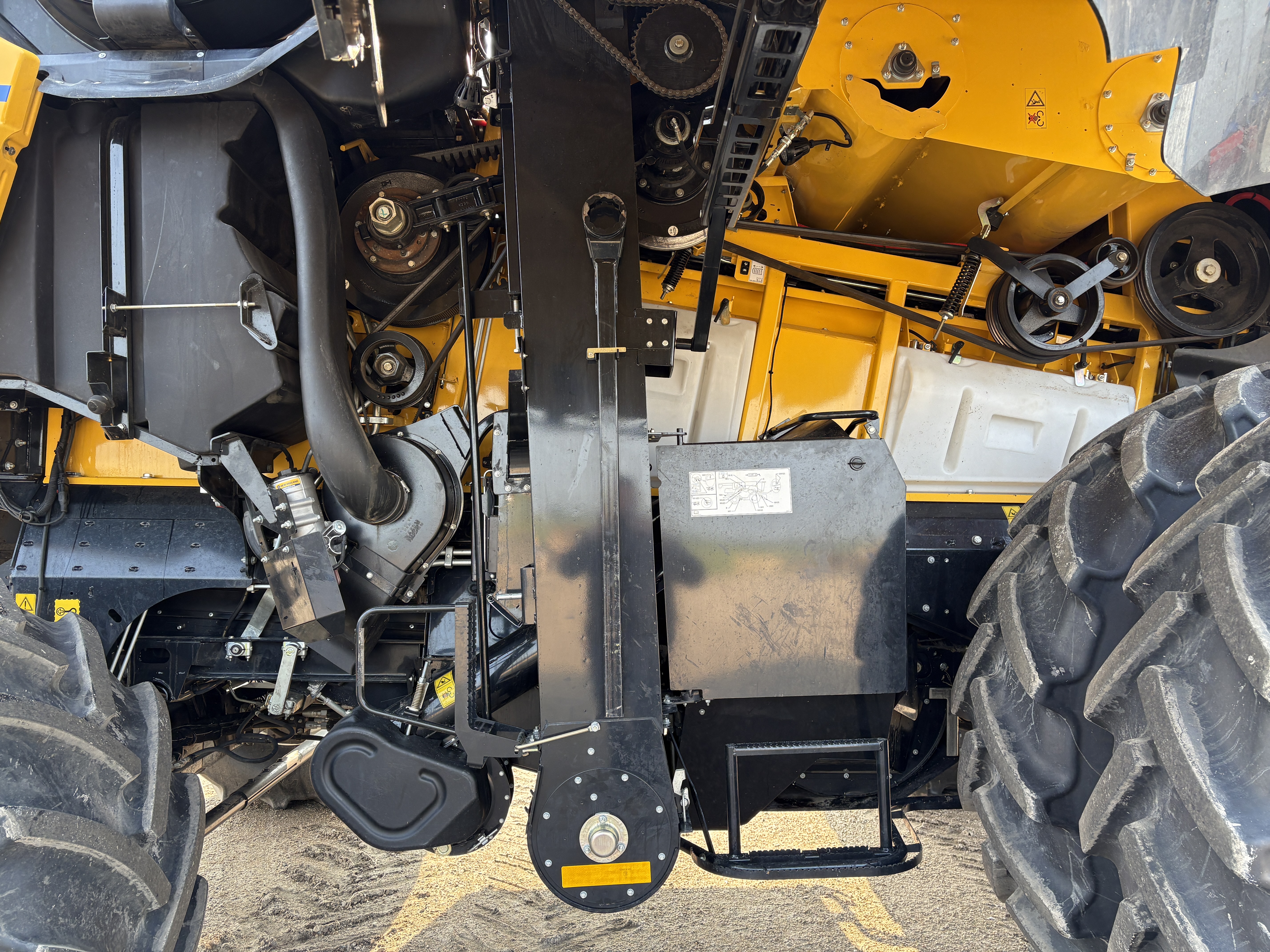 2024 New Holland CR9.90Z Combine