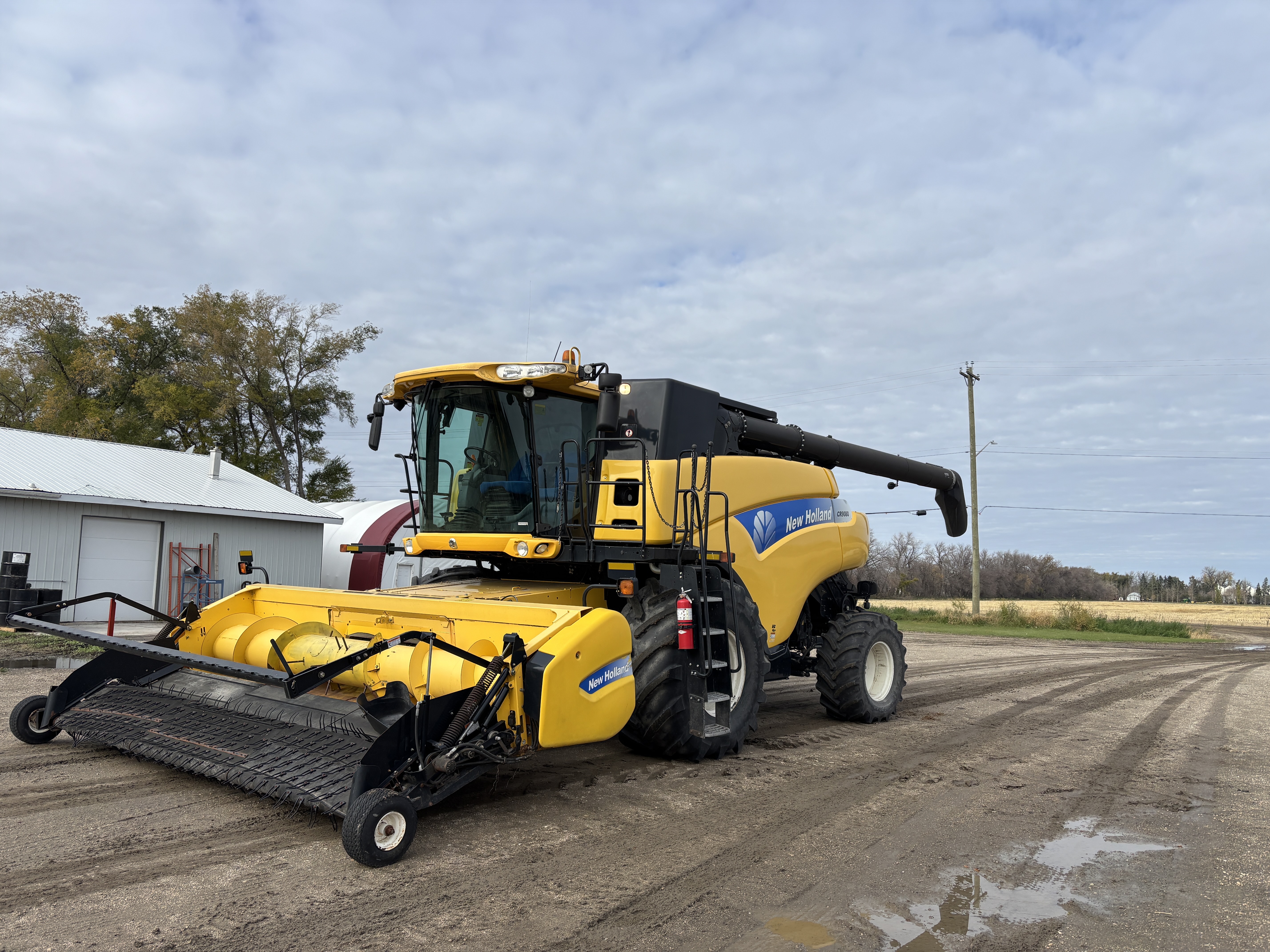 2011 New Holland CR9080 Combine