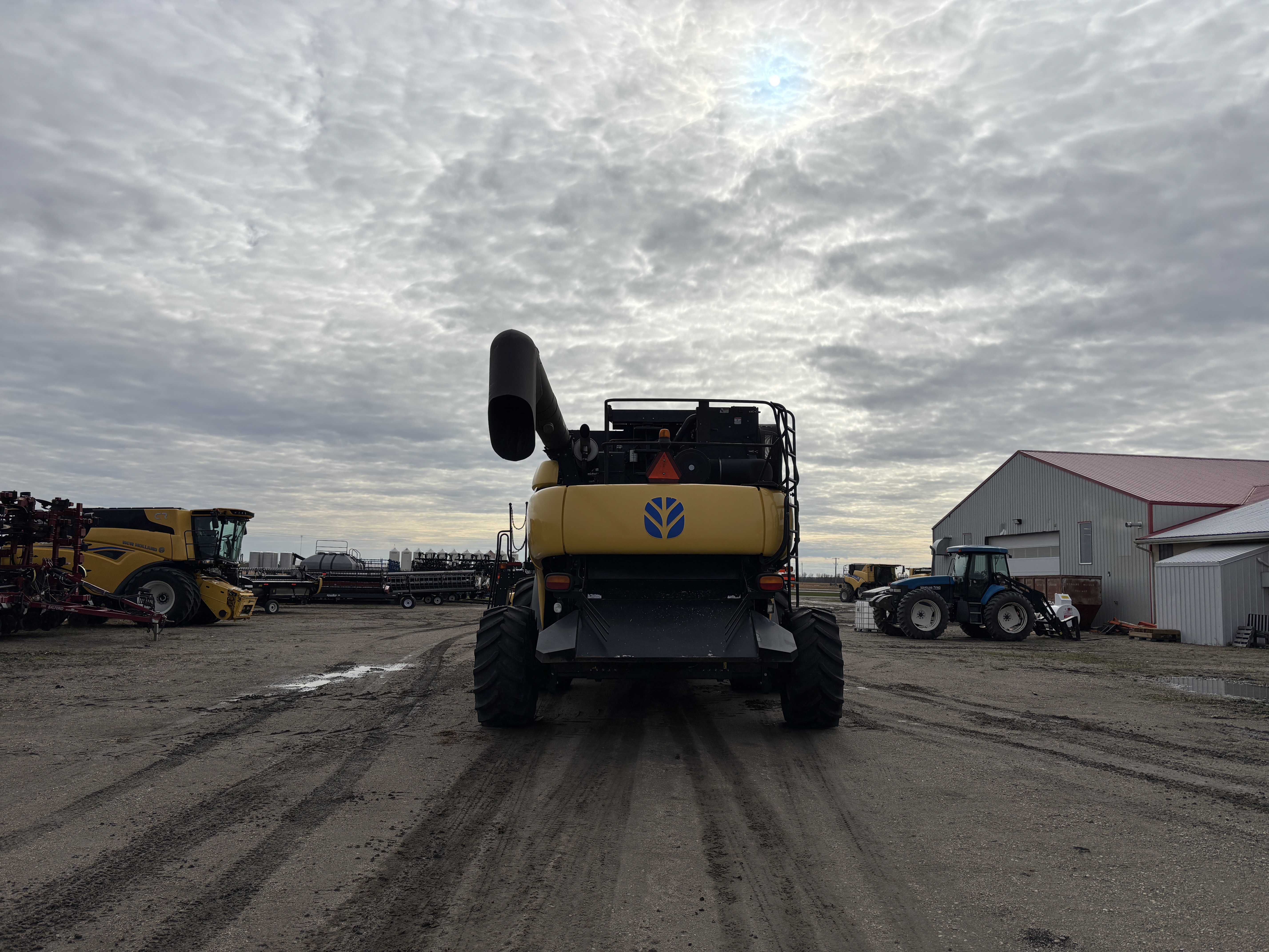 2011 New Holland CR9080 Combine