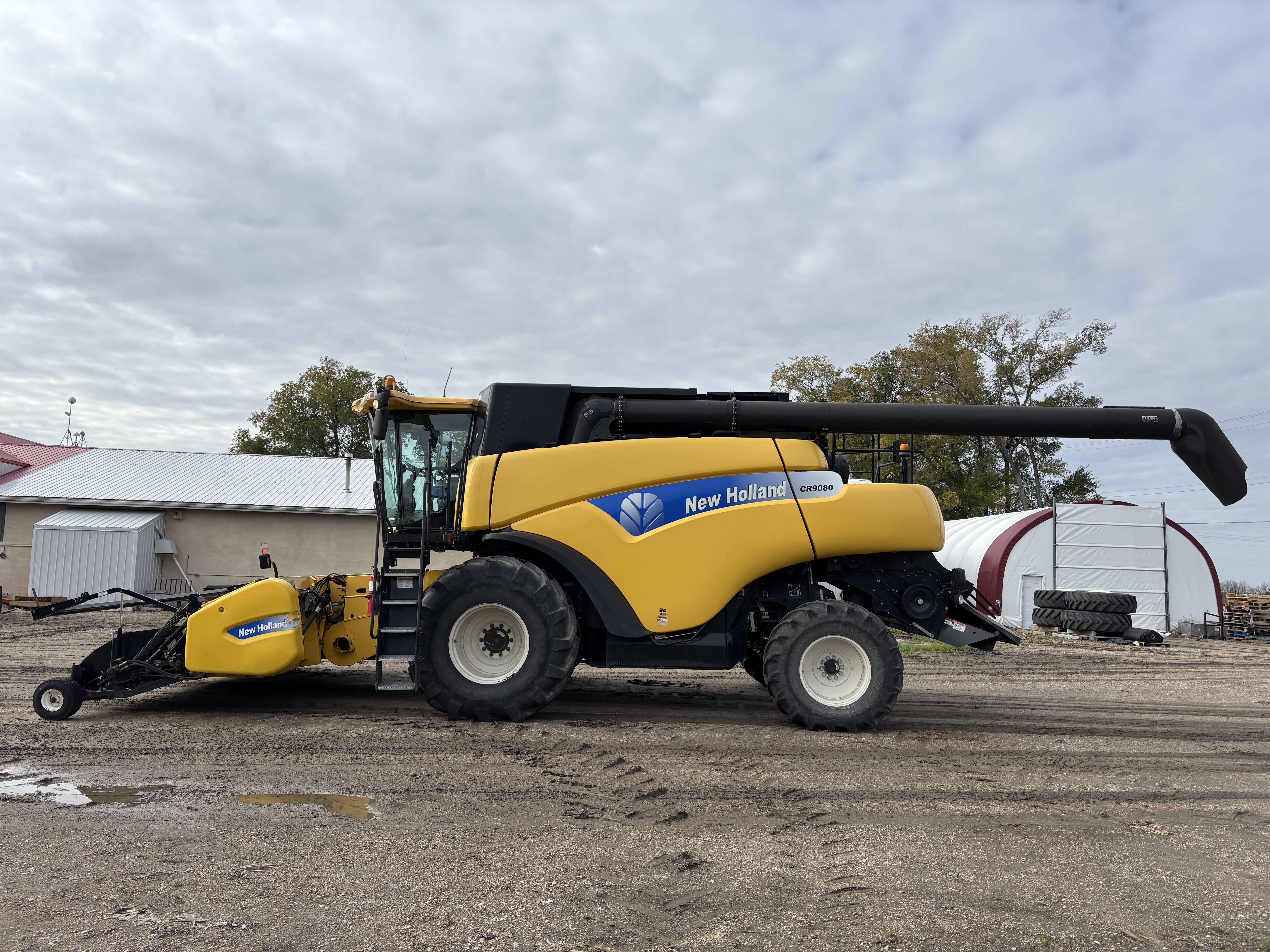 2011 New Holland CR9080 Combine