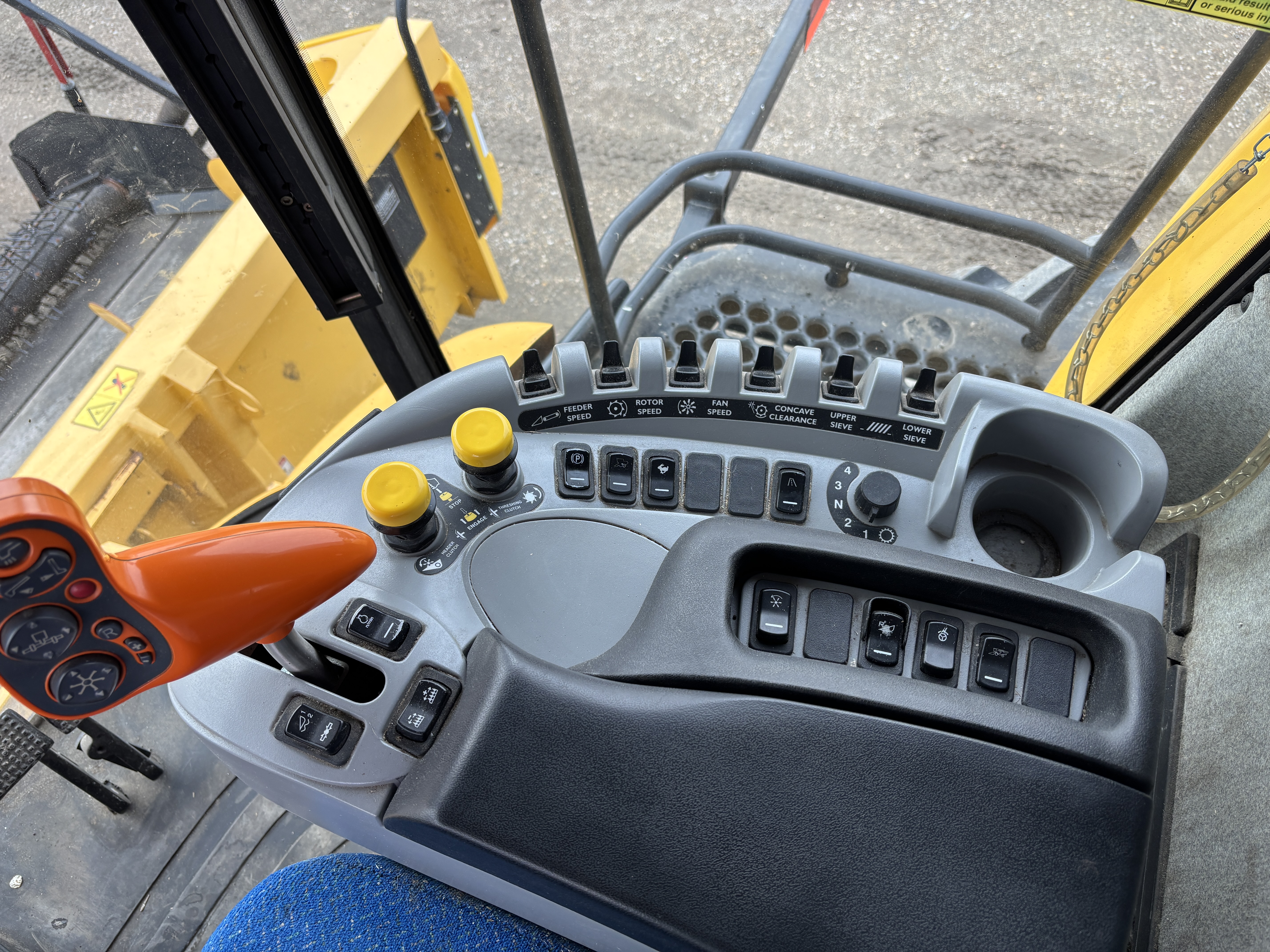 2011 New Holland CR9080 Combine