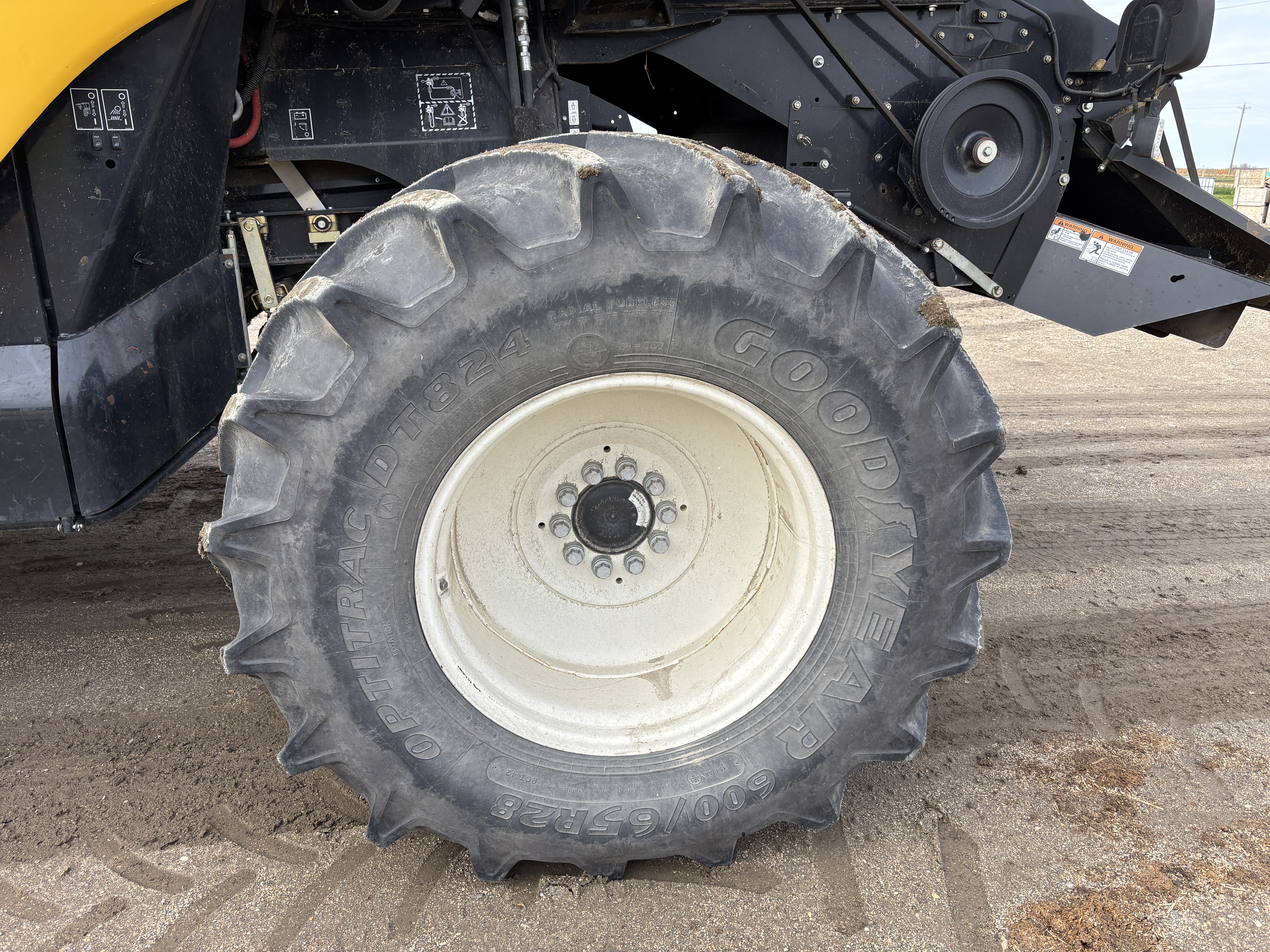 2011 New Holland CR9080 Combine