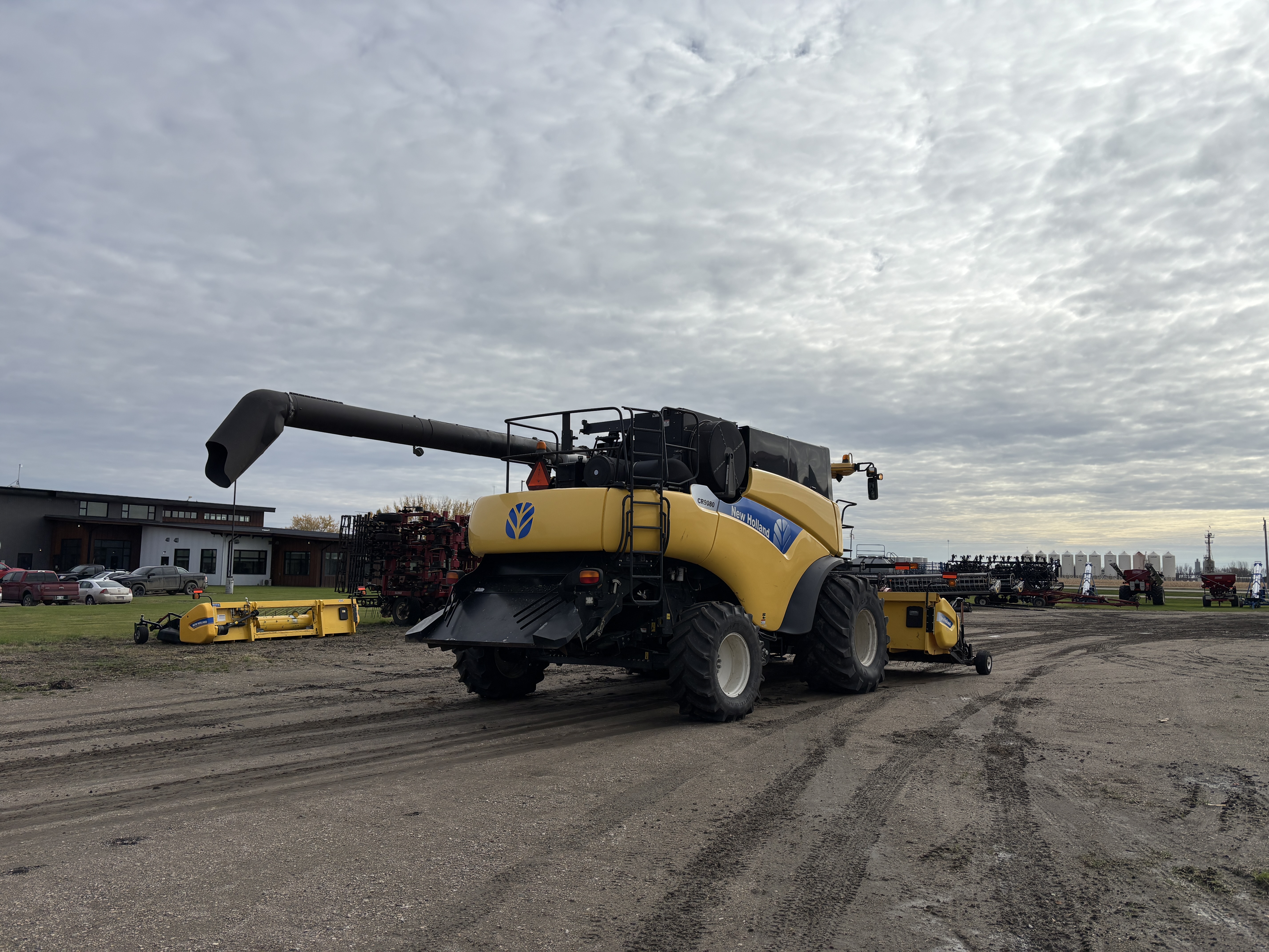 2011 New Holland CR9080 Combine